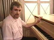 Редактор видеожурнала "Северный Мотив" Алексей Самохин в банкетном зале "Лидо" проводит испытания концертного рояля.